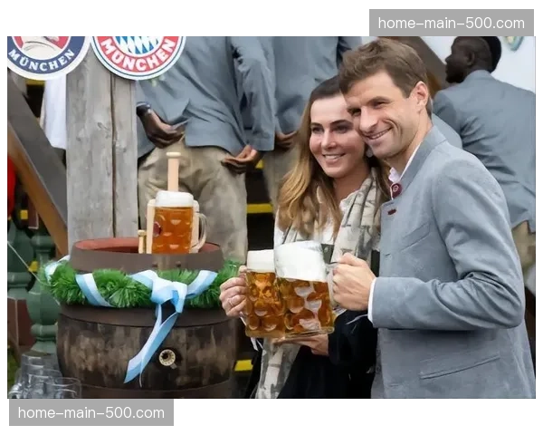 特写:在啤酒节氛围中,看台指挥家引领拜仁球迷歌唱 特写:在啤酒节氛围中,看台指挥家引领拜仁球迷歌唱