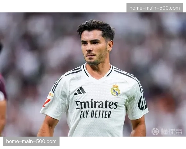 终场哨响，皇马球员围拢安慰罚失关键点球的卜拉欣-迪亚斯