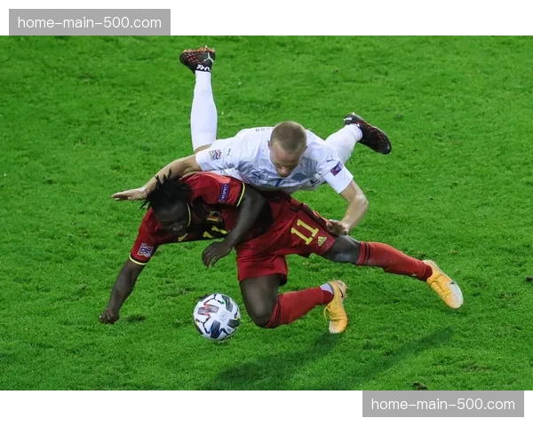 赛前训练：曼城重点演练了边后卫与边锋的换位传中配合